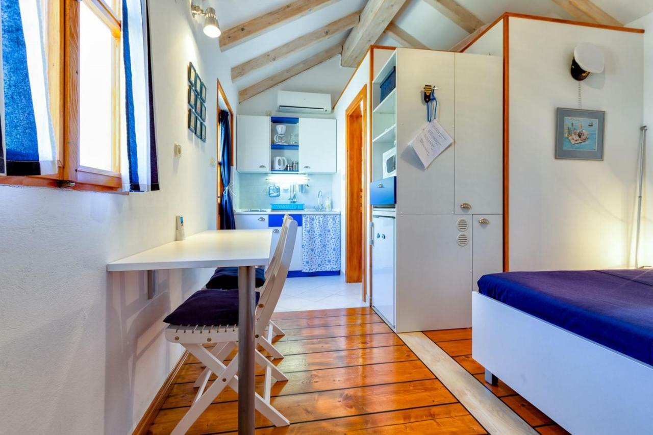 Apartments Nautica, マリ・ロシニュ エクステリア 写真